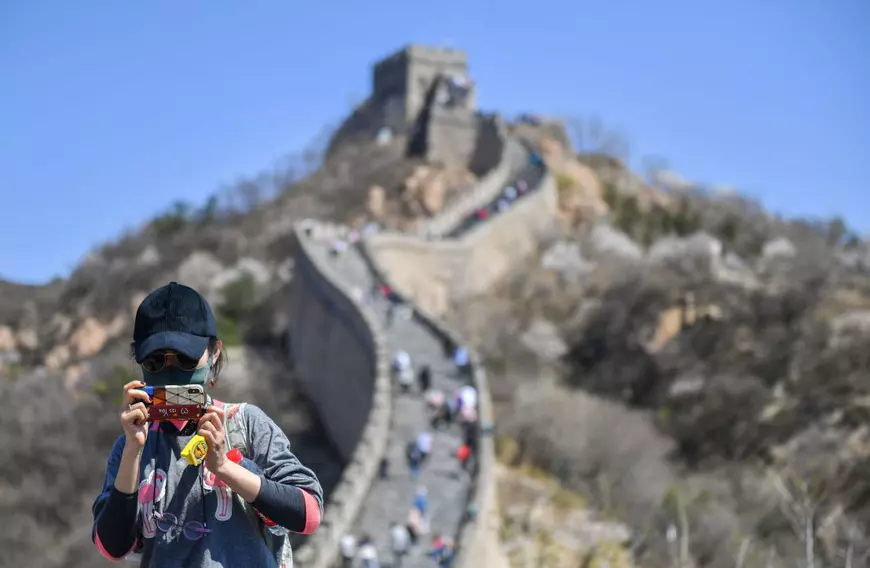 FOTO | Cum arată viața după carantină. Imagini altfel după relaxarea condițiilor de izolare și redeschiderea unor afaceri