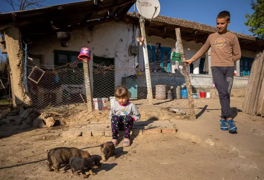 Băiatul din Lipnița care i-a transmis ministrului educației că vrea să învețe a primit laptop și internet. „Mi-era tare frică să nu uite toată lumea de mine”