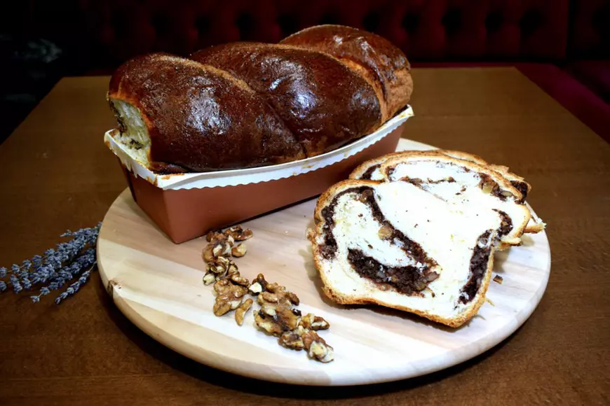 Masa de Paște, la un click distanță. De unde poți comanda cozonaci tradiționali și raw vegani sau cum îi poți face acasă, după rețete reinventate