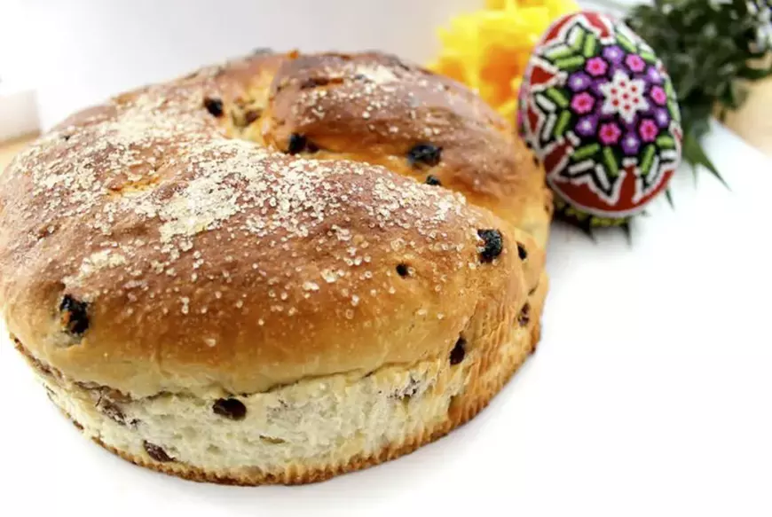 Masa de Paște, la un click distanță. De unde poți comanda cozonaci tradiționali și raw vegani sau cum îi poți face acasă, după rețete reinventate