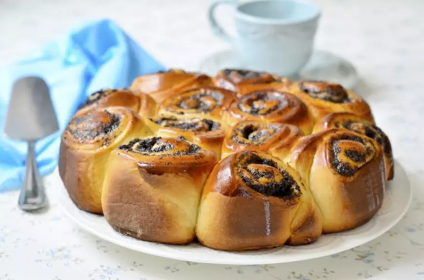 Masa de Paște, la un click distanță. De unde poți comanda cozonaci tradiționali și raw vegani sau cum îi poți face acasă, după rețete reinventate