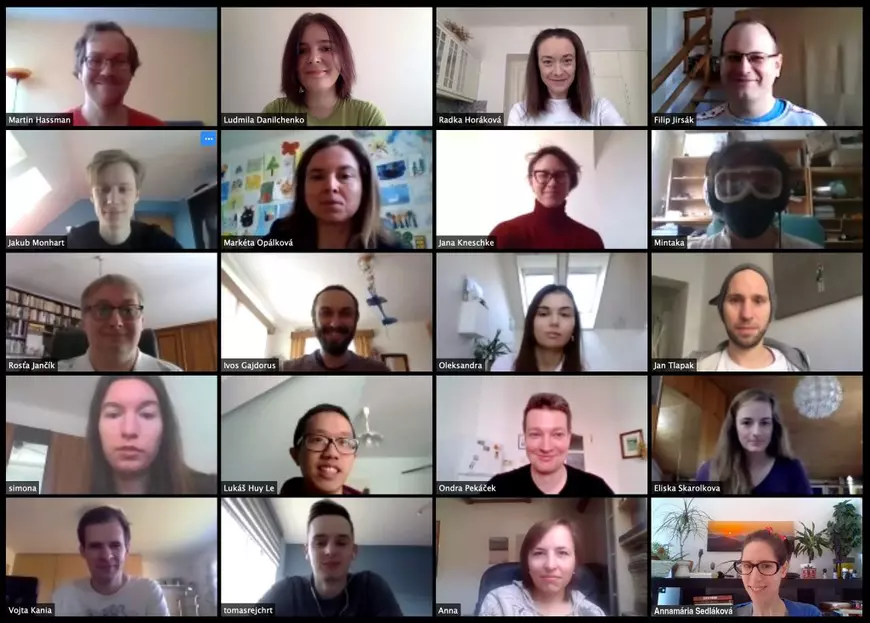 Viaţa cu mască obligatorie. Experienţa Cehiei: „A fost o nebunie, lumea era speriată, sunau la Poliţie dacă cineva ieşea pe stradă fără”