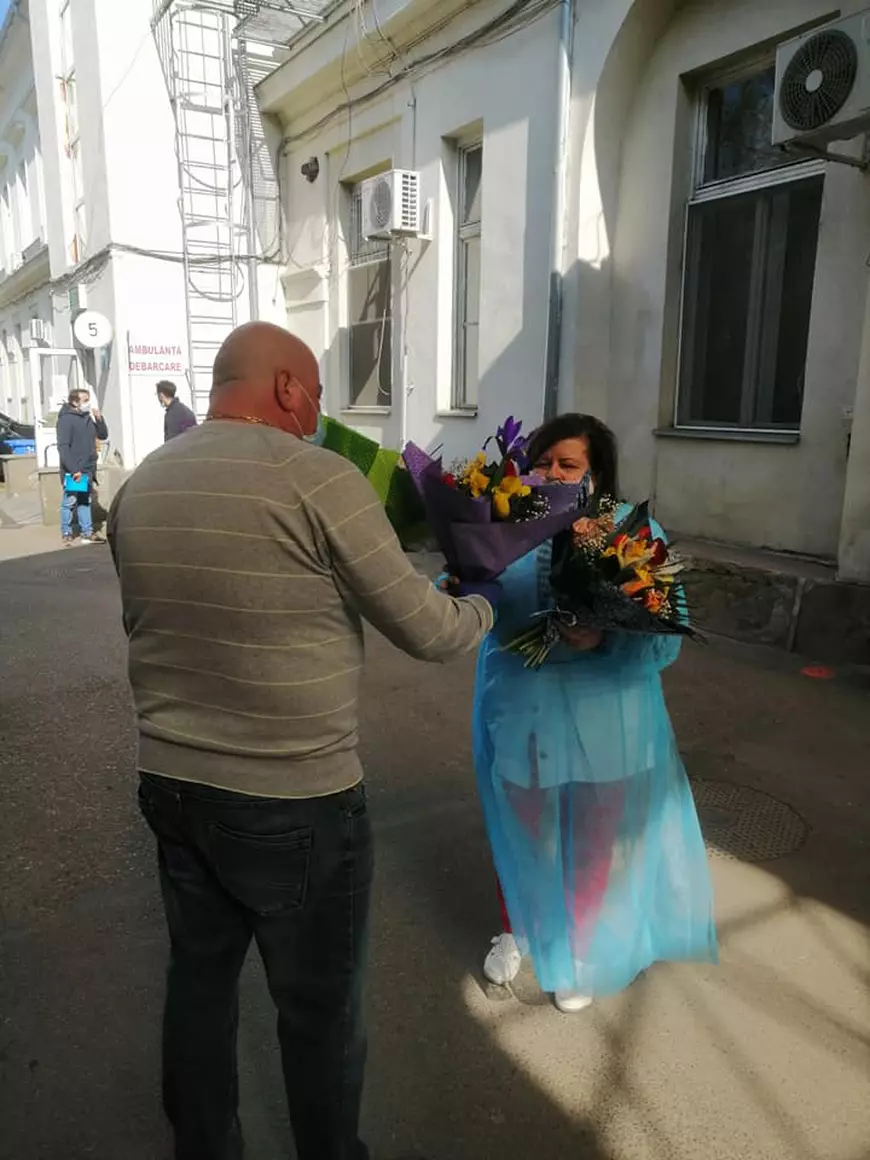Curse gratuite pentru cadrele medicale. Ideea unui taximetrist din Arad care a ajuns în mai multe orașe: „Acum nu e momentul să stăm”