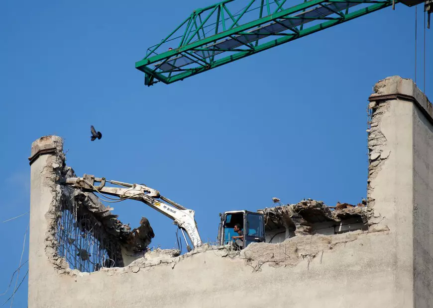 Ion Țiriac a început demolarea unei clădiri-simbol din București pentru a face loc unui complex rezidențial de lux