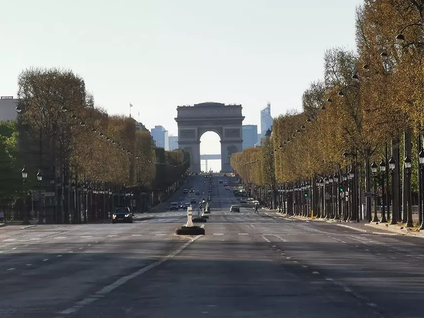Bulevardul Champs-Elysees din Paris, aproape gol după ce Franța a intrat în carantină din cauza epidemiei de coronavirus (Foto: Facebook Ambasada României în Franța)