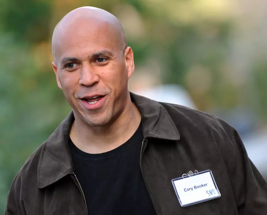 Un senator, un medic și un călugăr pun Coronavirusul în versuri