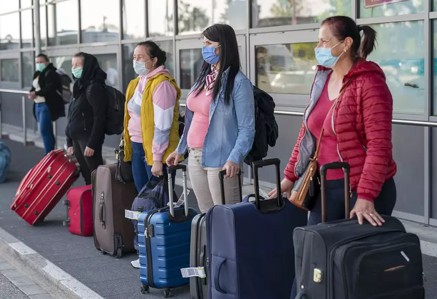 Ce se întâmplă cu muncitorii români ajunși în Germania: sunt monitorizați prin GPS și  “nu ești plătit la oră, ești la kil”