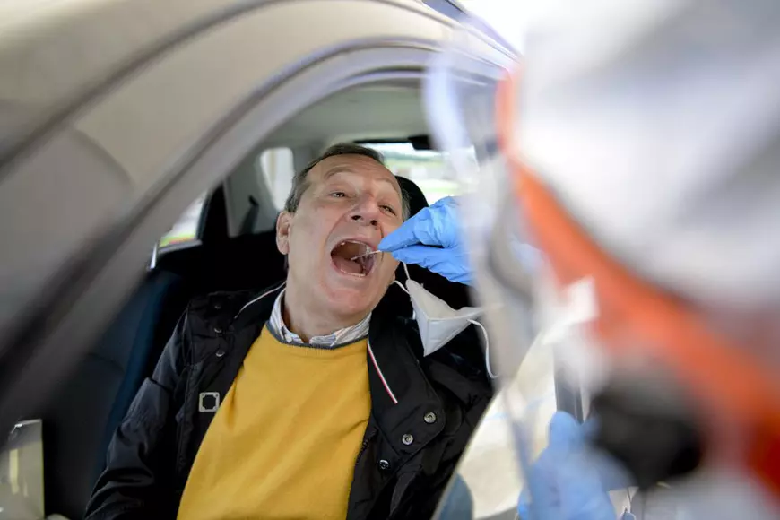 Cum luptă cercetătorii în genetică împotriva COVID-19: vor să afle dacă există gene riscante sau gene protectoare