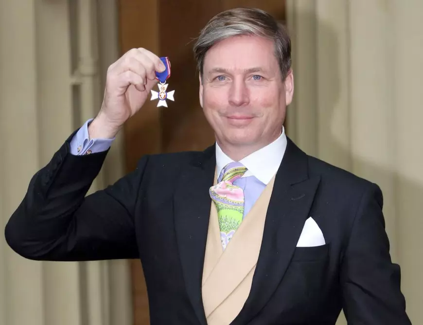 Designerul reginei Elisabeta a II-a face uniforme pentru medicii care luptă cu COVID