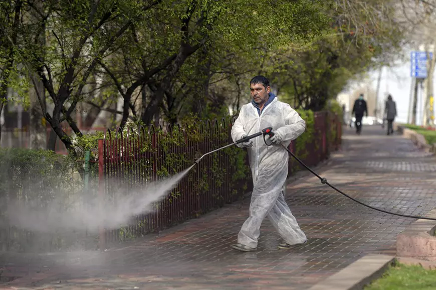 Primăriile din România spală pe jos cu un biocid nerecomandat de Organizaţia Mondială a Sănătăţii, care omoară bacterii, dar nu virusuri
