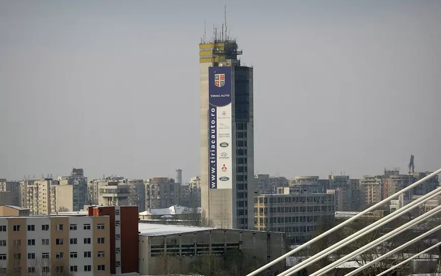 Ion Țiriac a început demolarea unei clădiri-simbol din București pentru a face loc unui complex rezidențial de lux