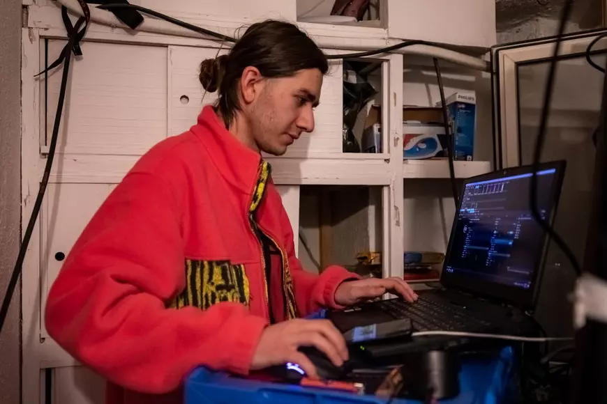 Arta care te ţine în casă: diseară, de la 20.30, spectacol de lumini pe blocurile din România