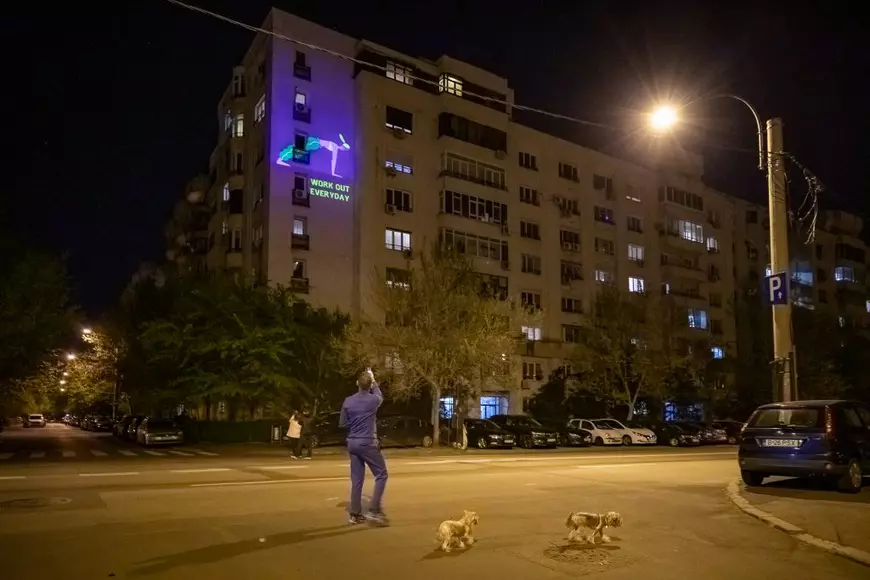 Arta care te ţine în casă: diseară, de la 20.30, spectacol de lumini pe blocurile din România