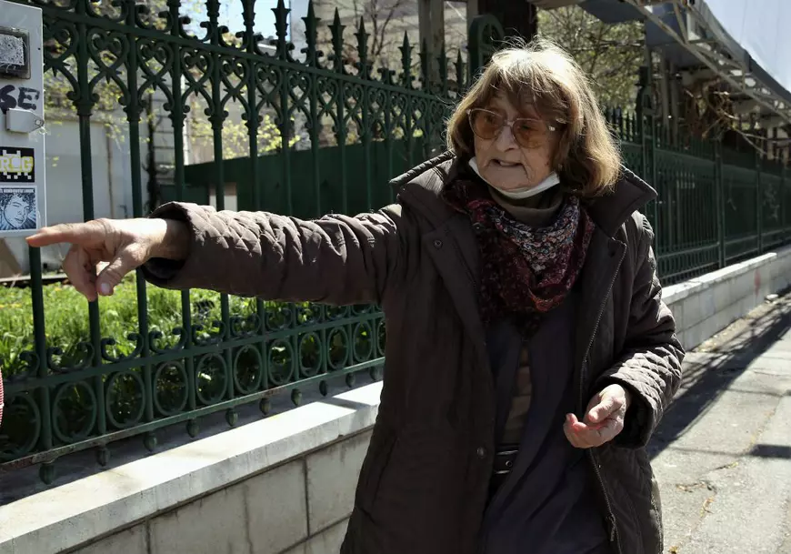 Pisicile doamnei Viorica. O pensionară din București folosește cele două ore de “libertate” ca să hrănească animalele străzii