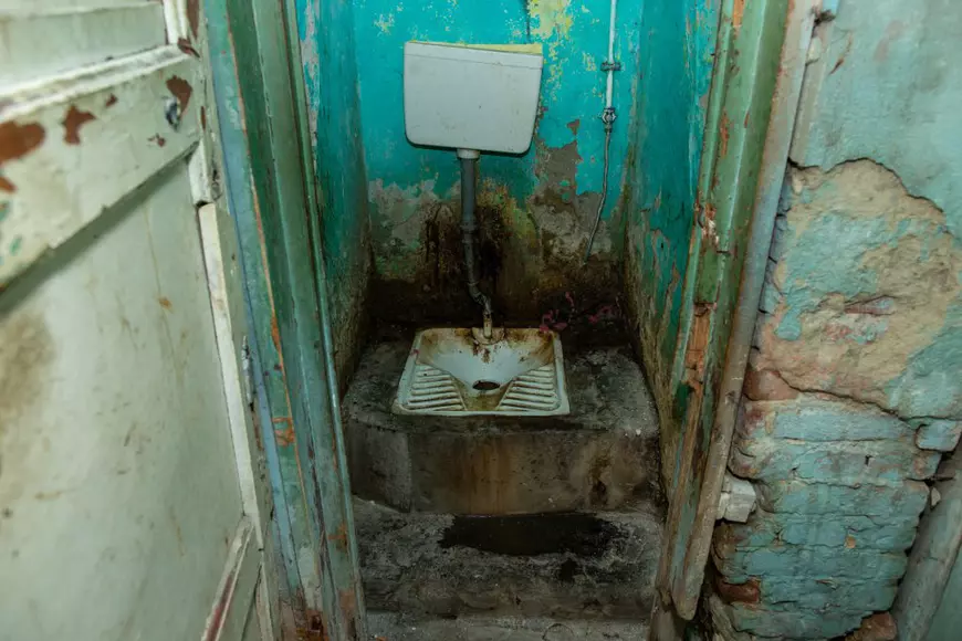 Oameni fără nici o armă în fața coronavirusului. Igienă la lighean și veceuri turcești în ”blocurile grecești” din Ștefănești