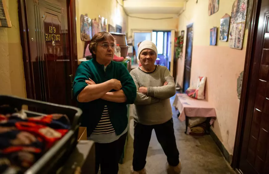 Oameni fără nici o armă în fața coronavirusului. Igienă la lighean și veceuri turcești în ”blocurile grecești” din Ștefănești
