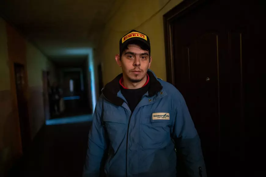 Oameni fără nici o armă în fața coronavirusului. Igienă la lighean și veceuri turcești în ”blocurile grecești” din Ștefănești