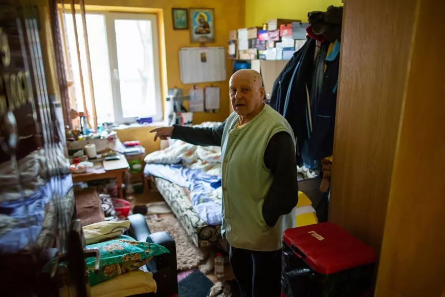 Oameni fără nici o armă în fața coronavirusului. Igienă la lighean și veceuri turcești în ”blocurile grecești” din Ștefănești