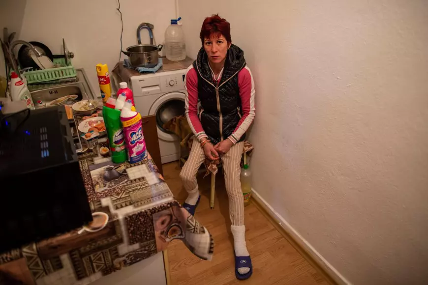 Oameni fără nici o armă în fața coronavirusului. Igienă la lighean și veceuri turcești în ”blocurile grecești” din Ștefănești