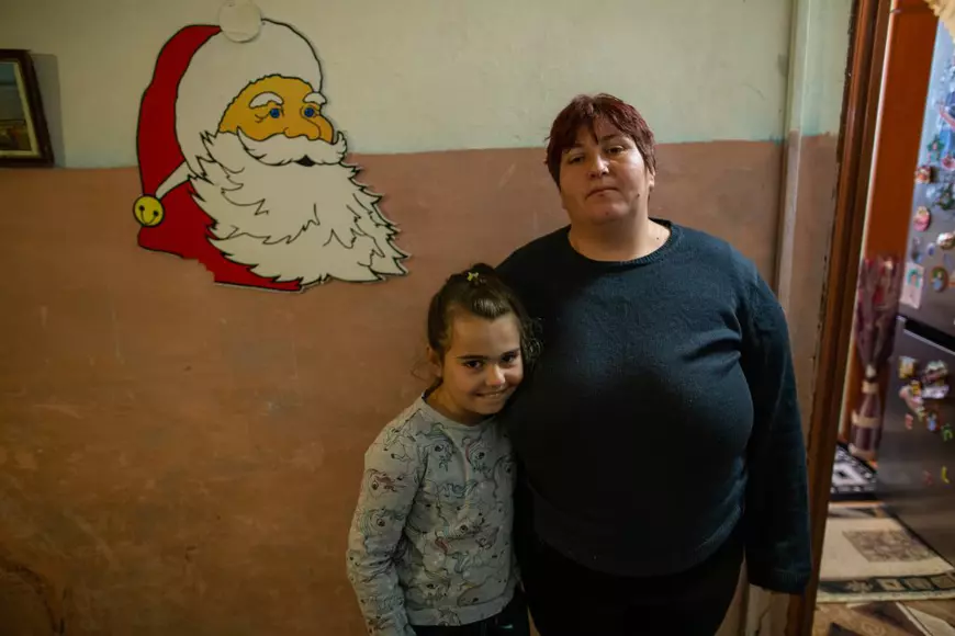 Oameni fără nici o armă în fața coronavirusului. Igienă la lighean și veceuri turcești în ”blocurile grecești” din Ștefănești