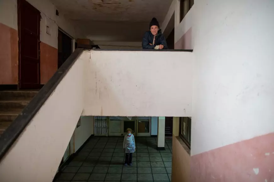 Oameni fără nici o armă în fața coronavirusului. Igienă la lighean și veceuri turcești în ”blocurile grecești” din Ștefănești