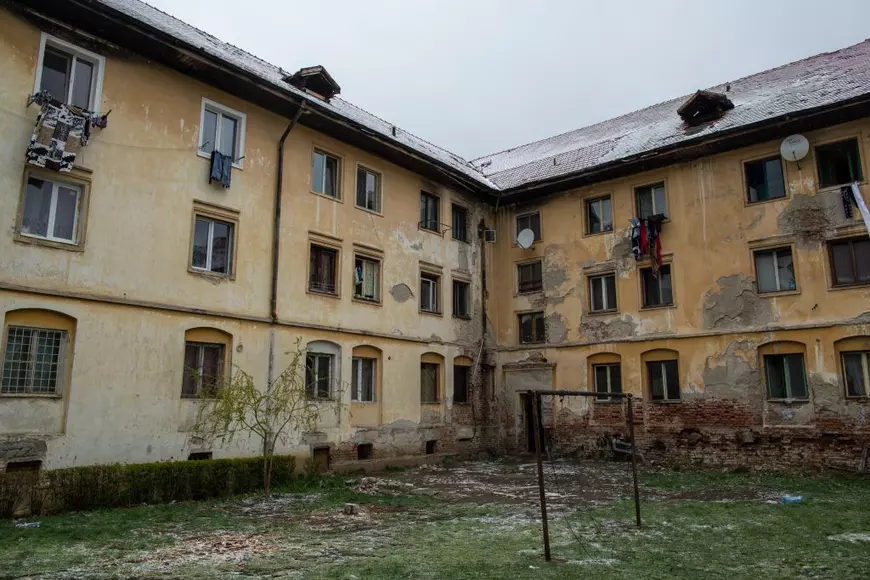 Oameni fără nici o armă în fața coronavirusului. Igienă la lighean și veceuri turcești în ”blocurile grecești” din Ștefănești
