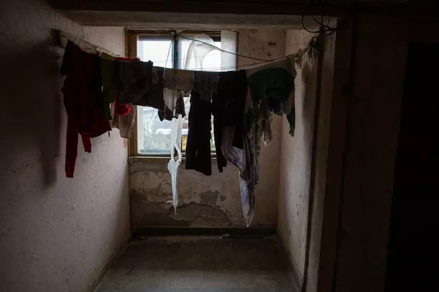 Oameni fără nici o armă în fața coronavirusului. Igienă la lighean și veceuri turcești în ”blocurile grecești” din Ștefănești