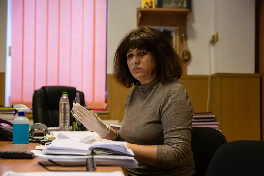 Oameni fără nici o armă în fața coronavirusului. Igienă la lighean și veceuri turcești în ”blocurile grecești” din Ștefănești