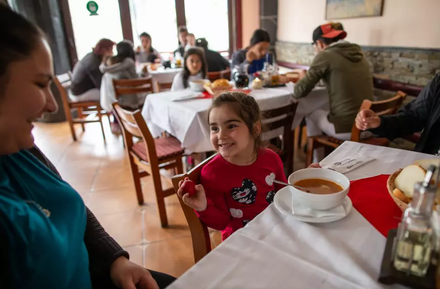 Rebeca râde la mama ei, după ce a ciocnit un ou