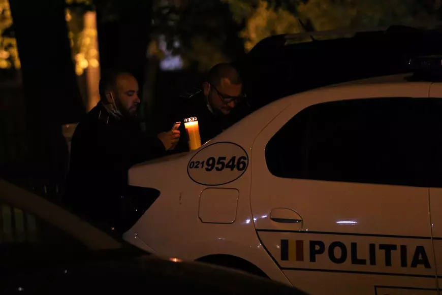 Solemnitatea unui oraș pustiu. Bucureștenii au cântat la balcon “Hristos a înviat”, cu candele aprinse