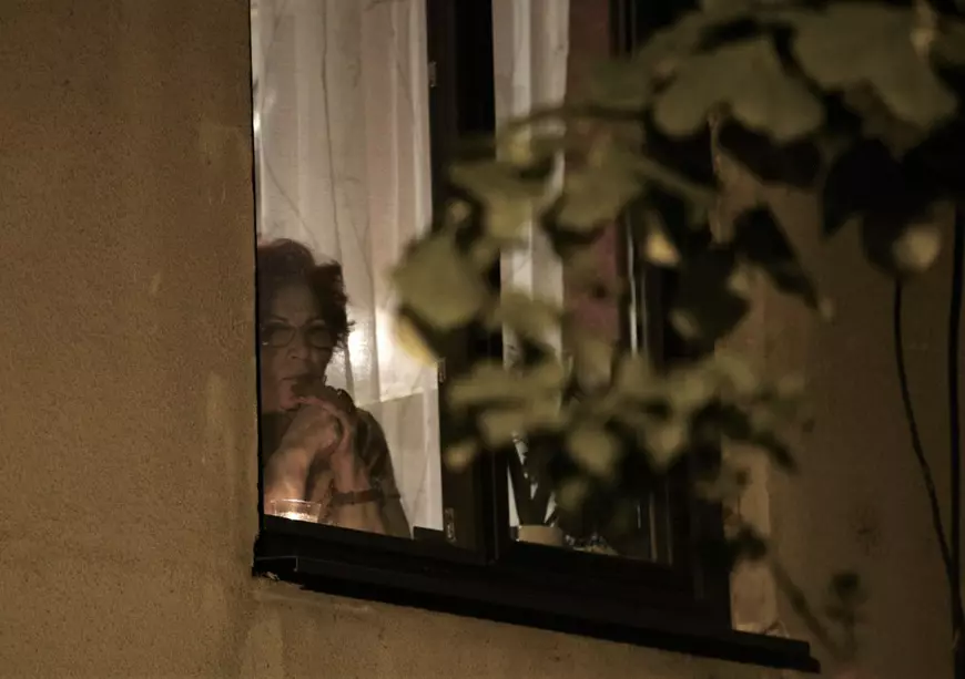 Solemnitatea unui oraș pustiu. Bucureștenii au cântat la balcon “Hristos a înviat”, cu candele aprinse