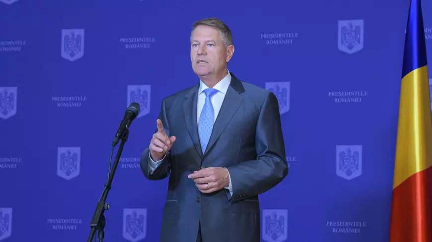 Același virus, două discursuri prezidențiale: Iohannis, autoritar, impersonal vs  Macron, cald, solidar și chiar smerit