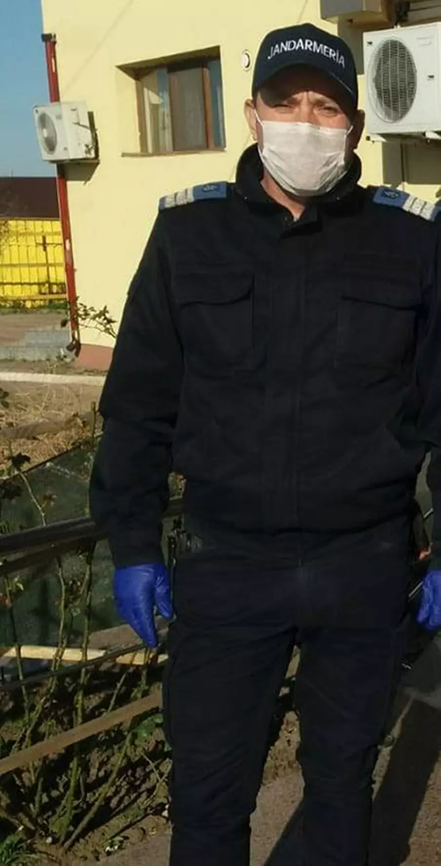 Ce a găsit un jandarm pe jos, în fața unui centru de carantină din Vaslui. S-a dus de urgență acasă la proprietar