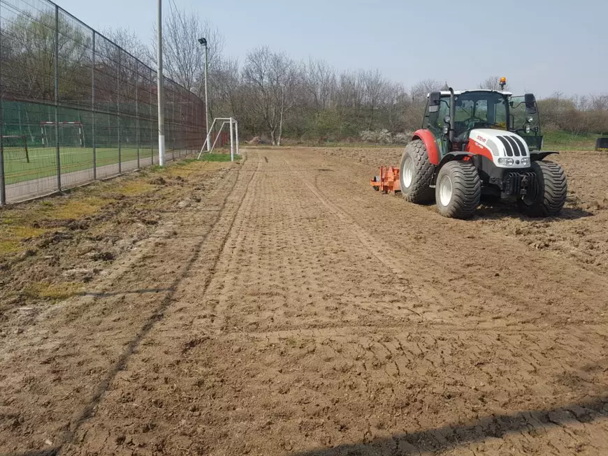 Primăria din Dragomirești Vale, achiziție de pandemie: gazon de fotbal de 89.000 de euro. Mai scump decât la Arena Națională