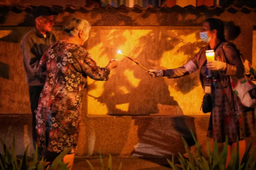 VIDEO | Voluntarii au împărțit Lumina Sfântă credincioșilor pe străzi