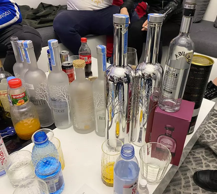 Imagini din pandemie, cu șefi ai Poliției din Dej, la petrecere cu un interlop care etalează o colecție de mașini de două milioane de euro. Inspectoratul Cluj a început ancheta internă