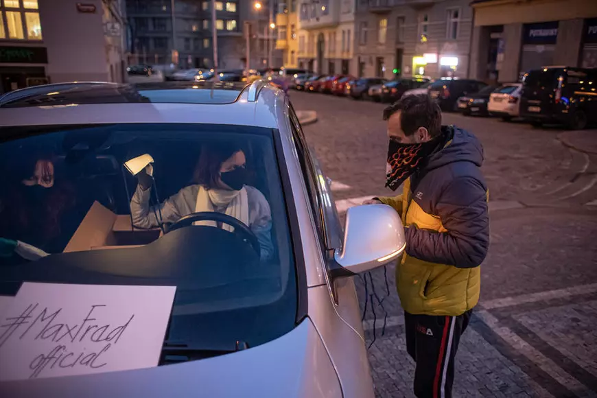 Viaţa cu mască obligatorie. Experienţa Cehiei: „A fost o nebunie, lumea era speriată, sunau la Poliţie dacă cineva ieşea pe stradă fără”