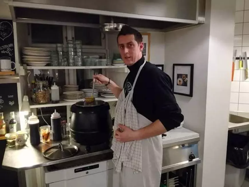 Mihai, grădinarul român care face voluntariat în Danemarca. După job, lucrează la cantinele sociale, iar apoi strânge mâncare pentru sărmani