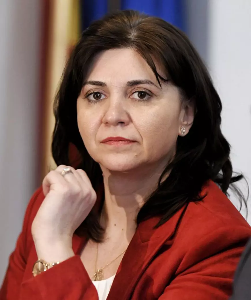 Ministerul Educației a luat 5.000 măști cu 4 lei / bucata după ce acestea ajung în țară cu 1,5 lei