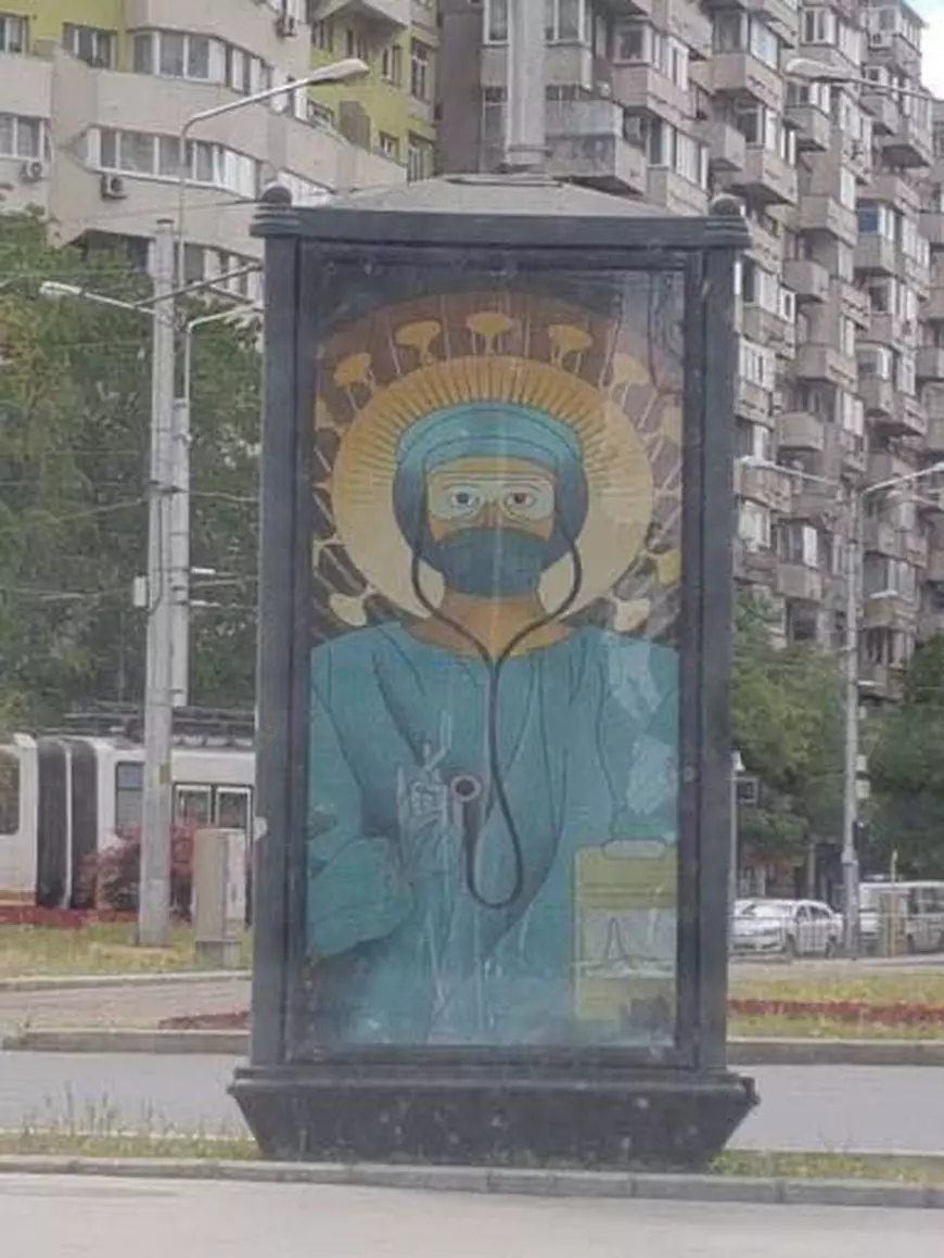 Desenele care au scandalizat Biserica și au împărțit publicul în tabere: medicii - sfinții de pe panourile publicitare din Capitală. BOR: “E un demers blasfemiator”