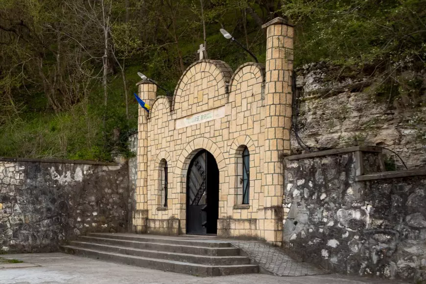 Cum este sărbătorit Paștele în cea mai veche biserică creștină din România, Peștera Sfântului Andrei: “Totul e rânduit de la Dumnezeu, și boala, și vindecarea”