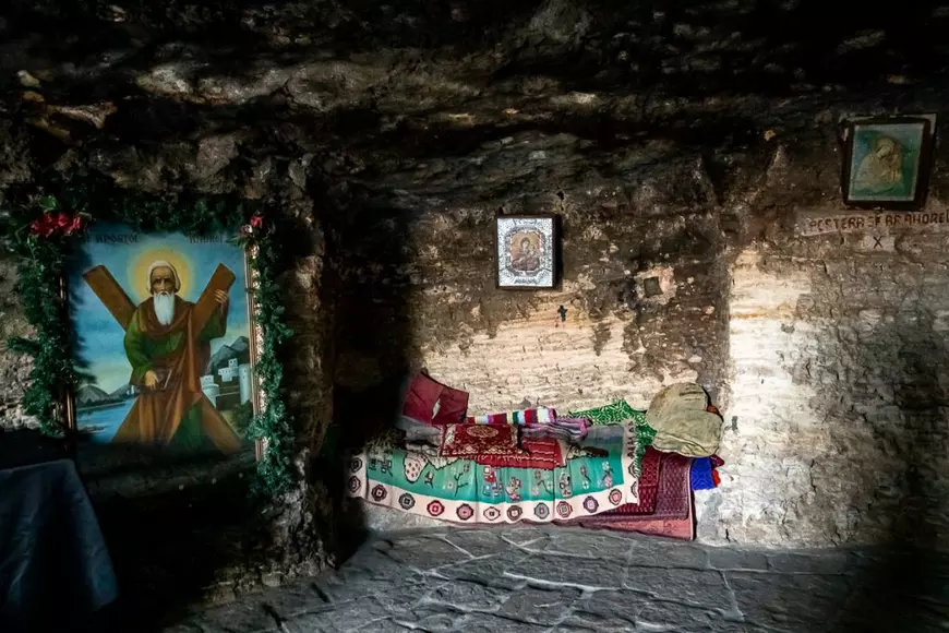 Cum este sărbătorit Paștele în cea mai veche biserică creștină din România, Peștera Sfântului Andrei: “Totul e rânduit de la Dumnezeu, și boala, și vindecarea”