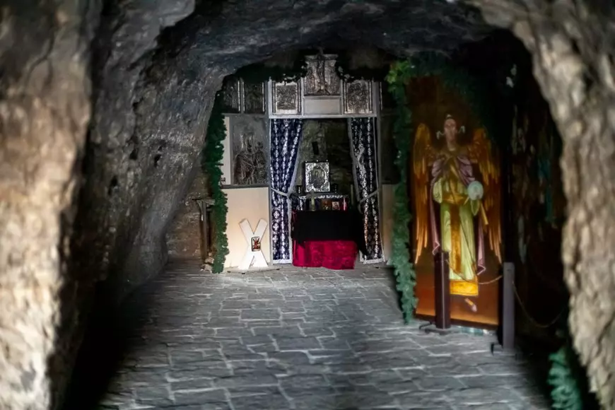 Cum este sărbătorit Paștele în cea mai veche biserică creștină din România, Peștera Sfântului Andrei: “Totul e rânduit de la Dumnezeu, și boala, și vindecarea”