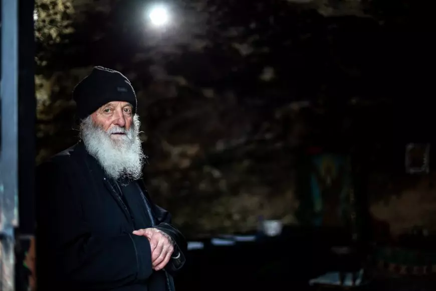 Cum este sărbătorit Paștele în cea mai veche biserică creștină din România, Peștera Sfântului Andrei: “Totul e rânduit de la Dumnezeu, și boala, și vindecarea”