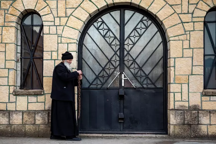 Cum este sărbătorit Paștele în cea mai veche biserică creștină din România, Peștera Sfântului Andrei: “Totul e rânduit de la Dumnezeu, și boala, și vindecarea”