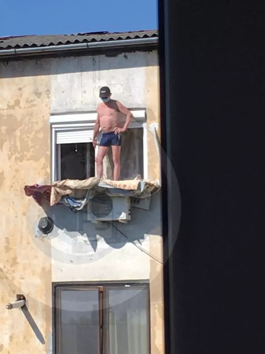 Inventivitatea românilor este fără sfârșit. Cum să faci plajă, la etajul 4, pe aparatul de aer condiționat