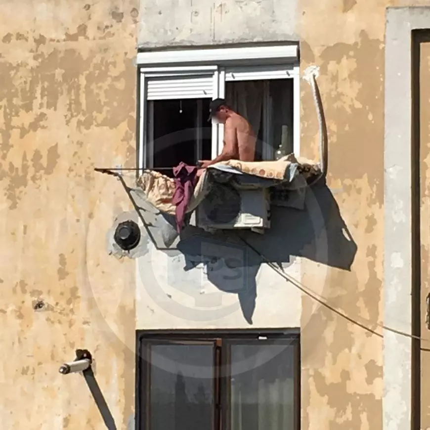 Inventivitatea românilor este fără sfârșit. Cum să faci plajă, la etajul 4, pe aparatul de aer condiționat