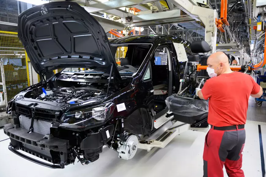 FOTO | Cum arată viața după carantină. Imagini altfel după relaxarea condițiilor de izolare și redeschiderea unor afaceri