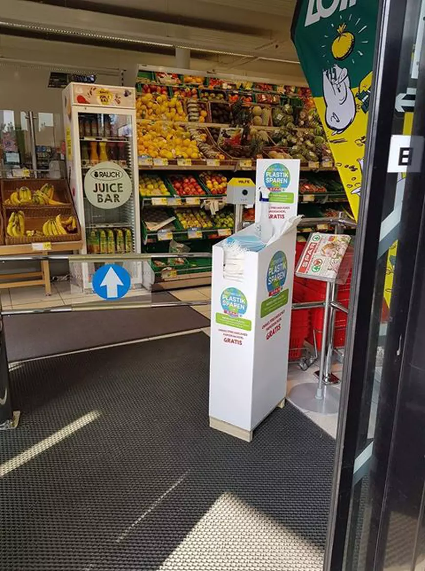 Austriecii sunt obligați să poarte măști de protecție în supermaket. Dacă nu au, primesc la intrare