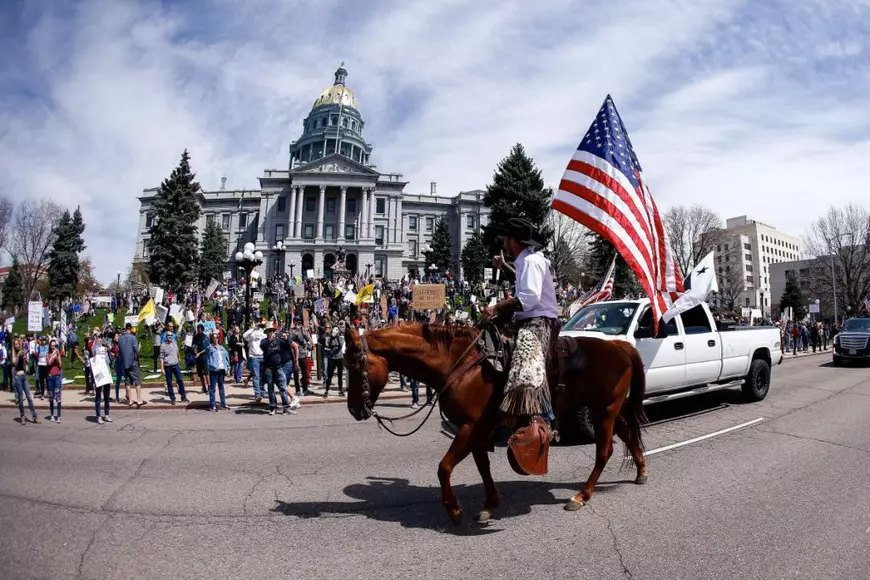 Ce s-a întâmplat când un medic a blocat manifestația anticarantină din Colorado. Povestea unei imagini-simbol din America lui Trump